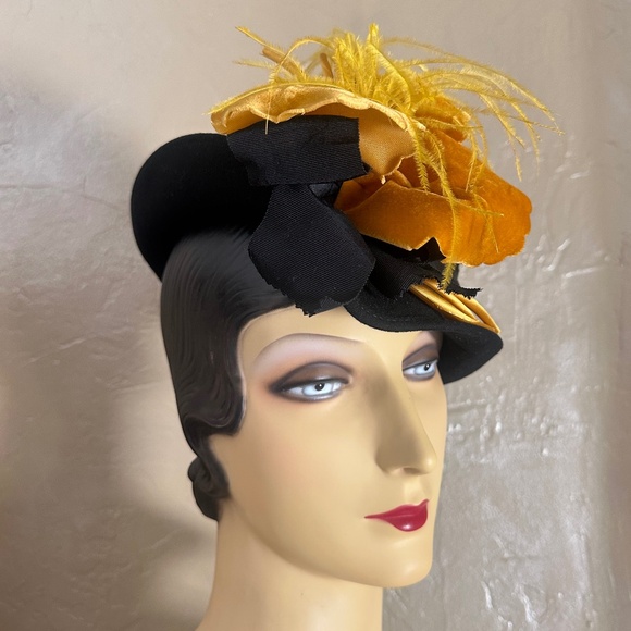 FASCINATING 1940s' BLACK TILT/ASYMMETRICAL FEDORA + VELOUR FLOWER & FEATHER - Picture 1 of 14